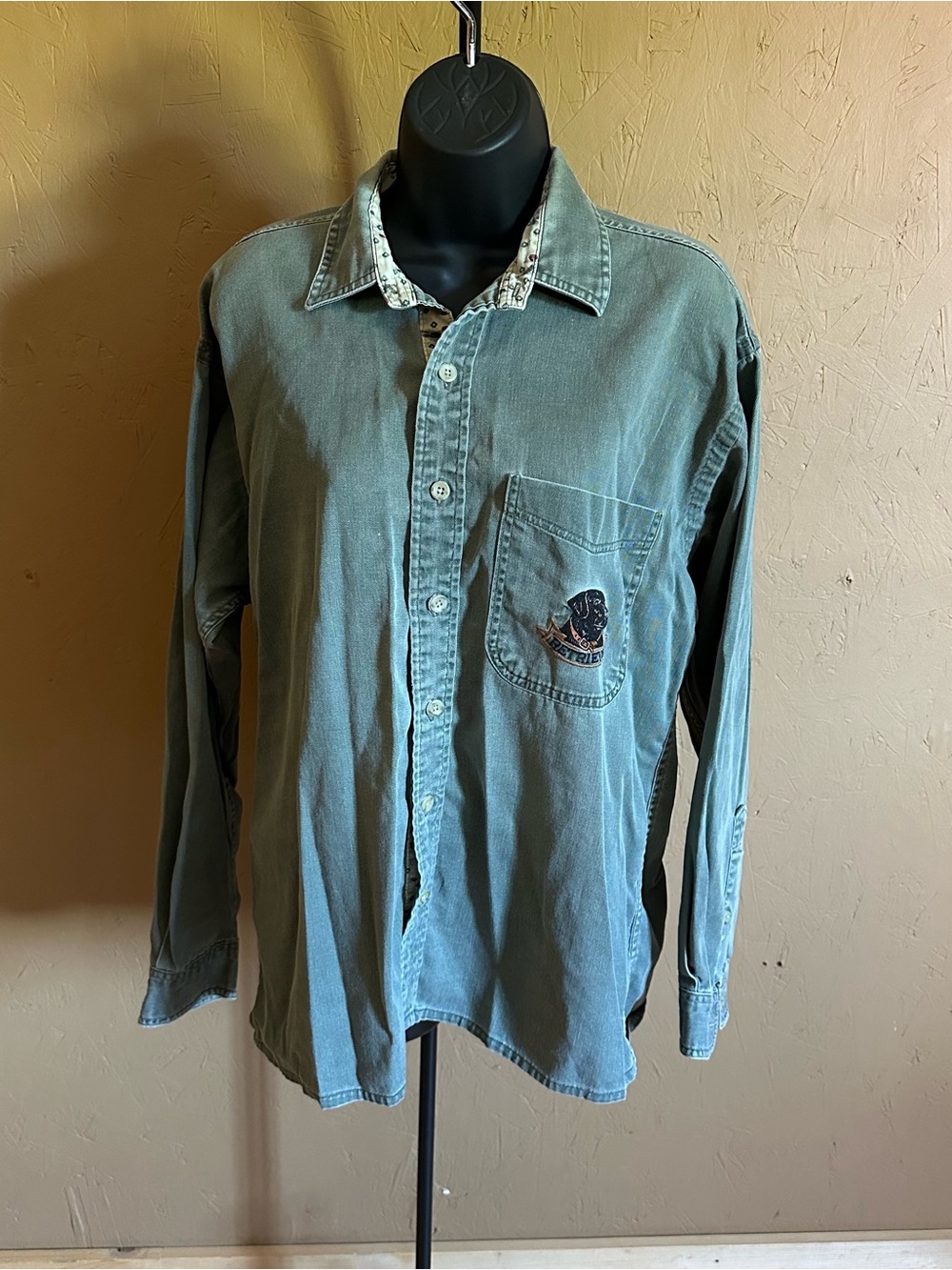 Men's Vintage hunting Long-Sleeve Button-Up Shirt in Faded Green, Mallards, lab